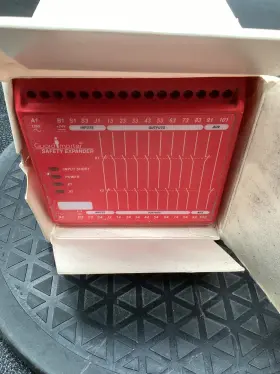 440R-ZBE820AZ1 ALLEN BRADLEY Expansion Safety Relay
