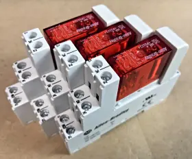 700-AR1 ALLEN-BRADLEY Safety Relay Base #2