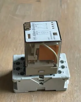 700-HA32A1-3 ALLEN-BRADLEY Relay Pin Socket Base