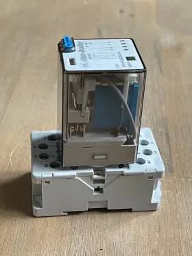 700-HA32Z24-3-4 ALLEN-BRADLEY Relay Pin Socket Base