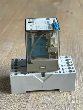 700-HA33Z24-3-4 ALLEN-BRADLEY Relay Pin Socket Base