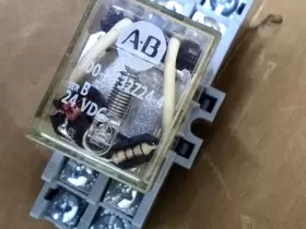 700-HF32Z24-4 ALLEN-BRADLEY Vdc Relay Base #2