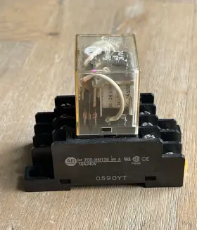 700-HF33Z24 ALLEN-BRADLEY Relay Pin Socket Base