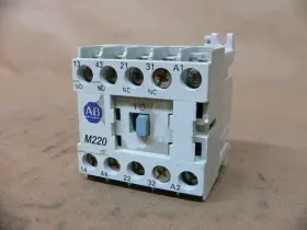 700-M220D ALLEN BRADLEY Control Relay