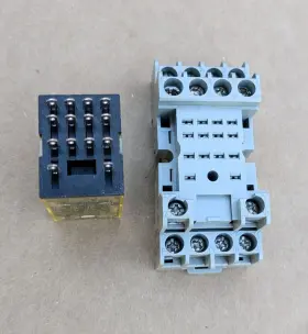 RU4S-A24 IDEC Relay Vac Double Throw Pin Base #3