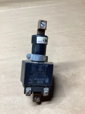 6X599A INDUSTRIAL MRO Dayton Displacement Relay