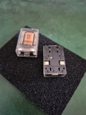 V23012-A0102-B004 SIEMENS Relay